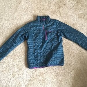 Women’s Nano Puff pullover in green/pink